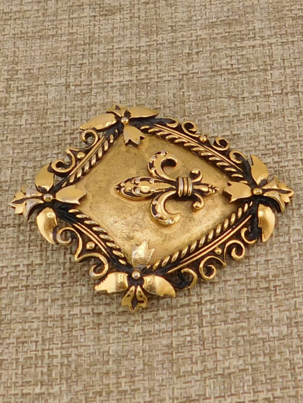 Florenza Goldtone Fleur di Lis Etruscan Brooch Shield Signed - Picture 3 of 7
